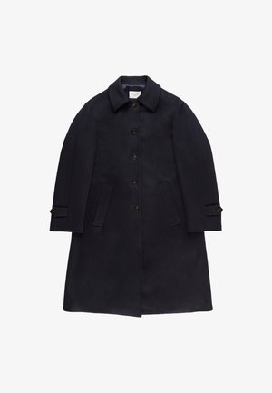 Męski ciemnoniebieski płaszcz wełniany z zapięciem na guziki, dwoma przednimi kieszeniami wciętymi oraz guzikami na mankietach, leżący na białym tle.