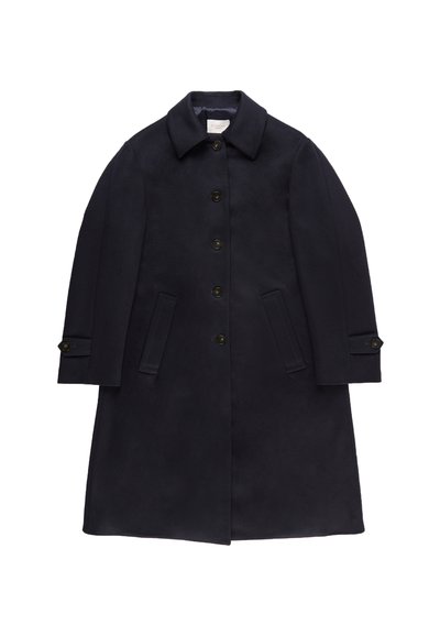 Męski ciemnoniebieski płaszcz wełniany z zapięciem na guziki, dwoma przednimi kieszeniami wciętymi oraz guzikami na mankietach, leżący na białym tle.