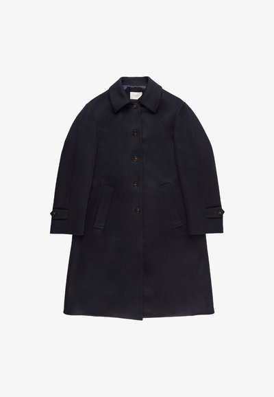 Męski ciemnoniebieski płaszcz wełniany z zapięciem na guziki, dwoma przednimi kieszeniami wciętymi oraz guzikami na mankietach, leżący na białym tle.