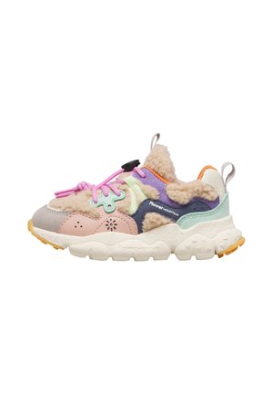 Sneaker chunky con pannelli rosa, viola, verdi e beige, fodera pelosa, lacci rosa e suola bianca spessa con grip testurizzato.