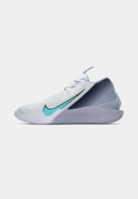 Zapatilla deportiva de Nike con parte superior de malla blanca, acentos en negro y azul turquesa, suela gris curvada y talón texturizado para mayor soporte.