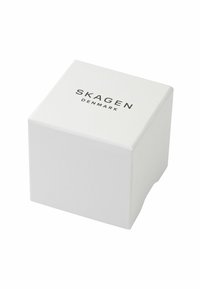 Boîte carrée blanche avec une finition mate lisse, arborant une inscription noire qui dit "SKAGEN DANEMARK" sur la surface supérieure.