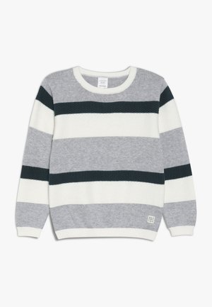 Sweter z długim rękawem i okrągłym dekoltem w poziome paski w kolorach szarym, białym i ciemnozielonym, z ściągaczami na mankietach i u dołu.