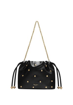 Bolso de hombro de cuero negro con tachuelas doradas y cadena como correa, laterales con cordón y pequeño logo dorado en la parte frontal.