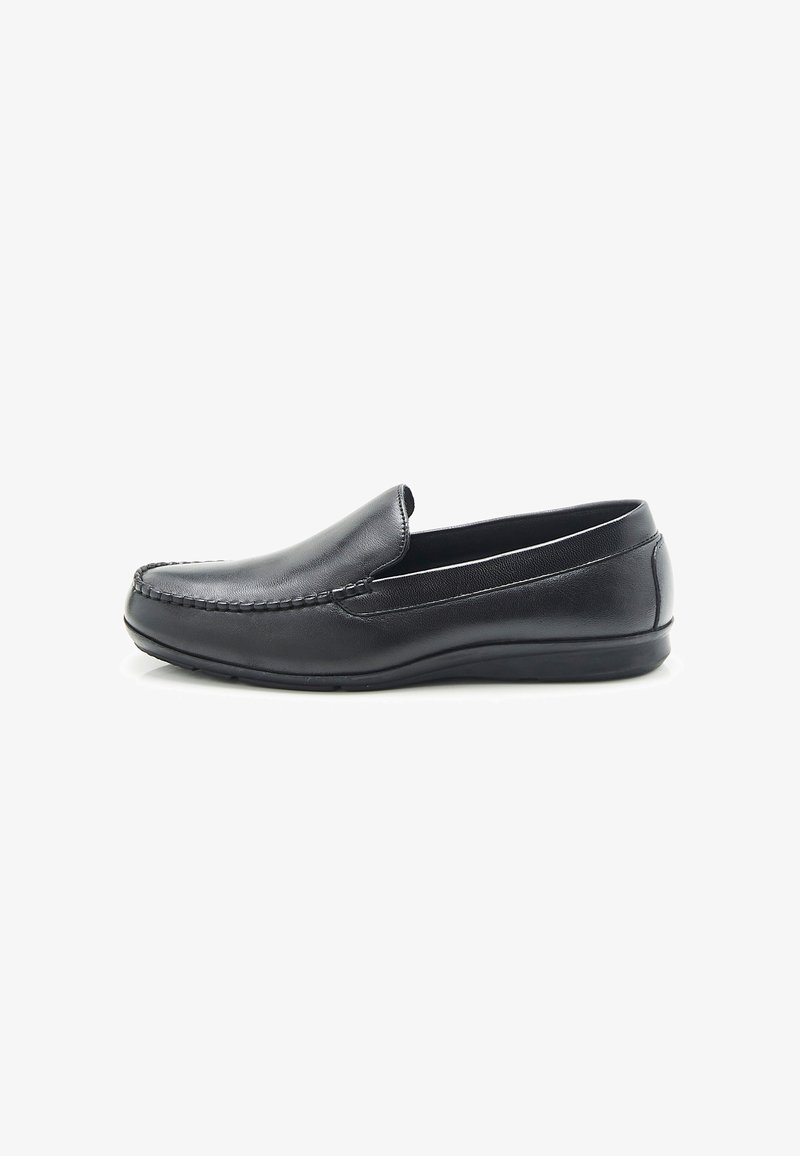 Mocassins slip-on en cuir noir avec des détails de couture, une texture lisse, un profil bas et une semelle en caoutchouc flexible pour le confort.