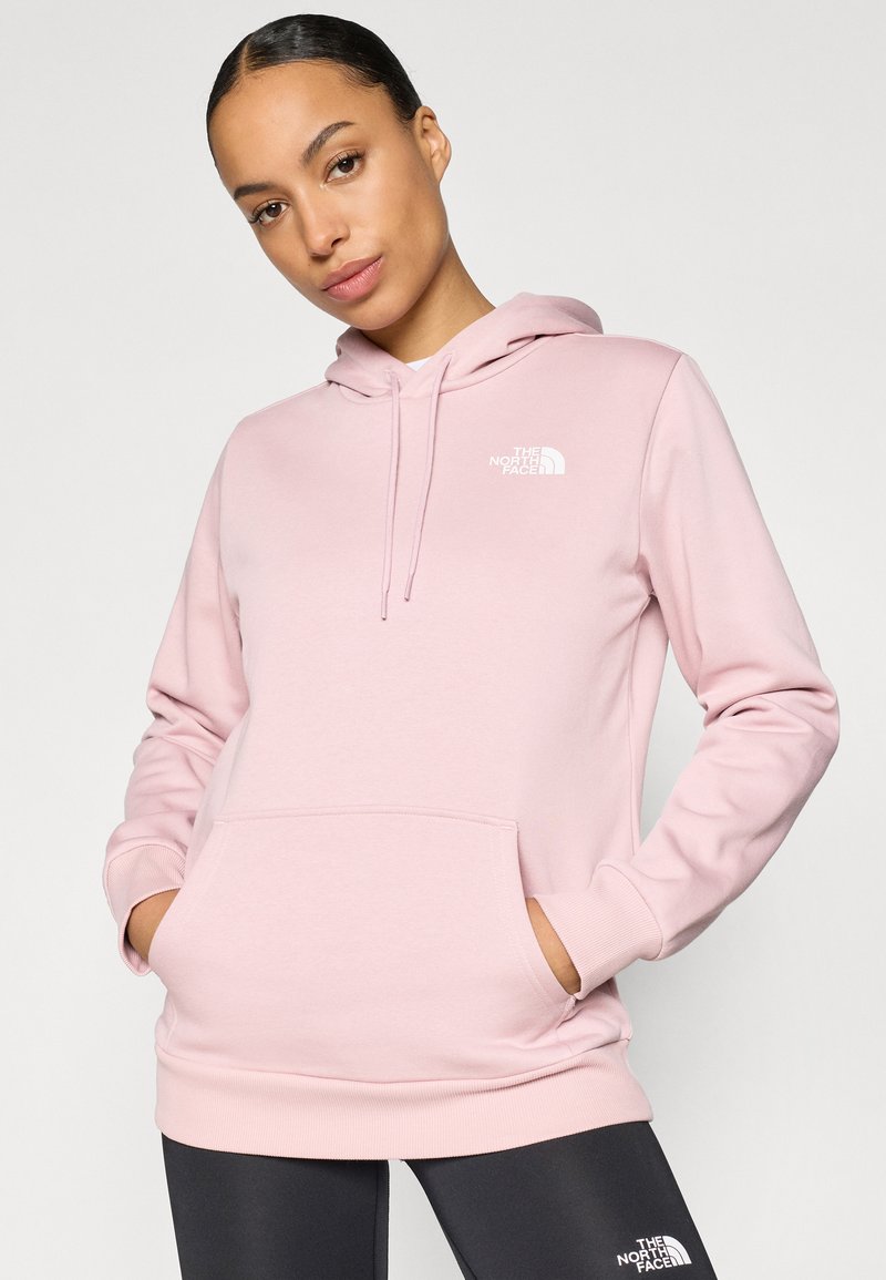 Lyserød hættetrøje med snører og forlomme, med hvidt logo på venstre bryst. Blød tekstur og afslappet pasform.