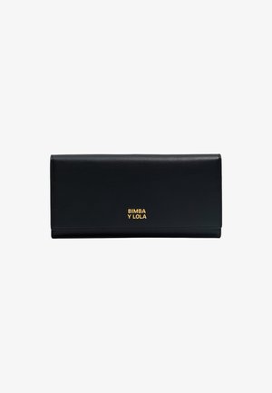 Billetera de piel negra con forma rectangular, que cuenta con un logo grabado en dorado, textura suave y costuras tonales a lo largo de los bordes.