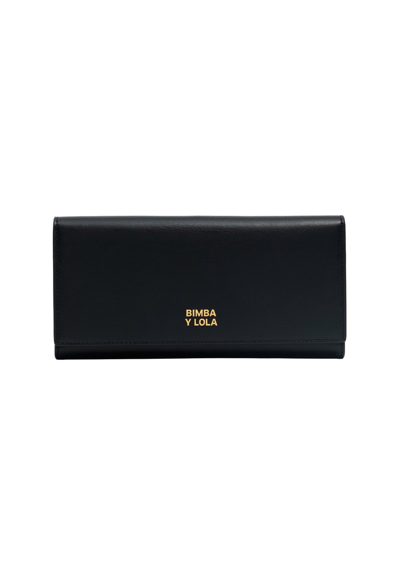 Billetera de piel negra con forma rectangular, que cuenta con un logo grabado en dorado, textura suave y costuras tonales a lo largo de los bordes.