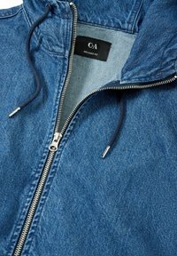 Jeansjacka med avslappnad passform, i blå färg, med dragkedja, dragsko i huvan och en etikett på den inre kragen.