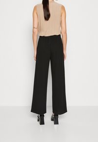 Vero Moda Tygbyxor - black