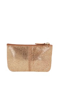 Pochette metallic rose gold con finitura testurizzata, chiusura con zip e bordi lisci, caratterizzata da un motivo a pois su tutta la superficie. Design compatto.