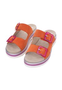 Sandali slip-on in suede arancio con due fascette regolabili dotate di fibbie quadrate rosa. Sole spesso bianco con una banda di accentuazione viola.