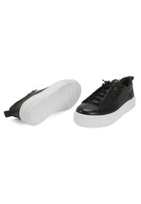 Schwarzer Sneaker mit Obermaterial aus strukturiertem Leder, weißer Gummisohle und goldfarbenen Ösen. Verfügt über eine runde Zehenpartie und ein Slip-On-Design mit Zuglasche.