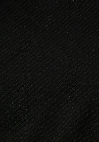 Tessuto nero con una texture a coste e un leggero luccichio. La superficie è liscia con sottili accenti di glitter in tutto.