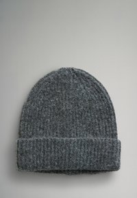 Grijze gebreide muts met een geribbelde structuur en een omgeslagen boord. Gemaakt van een zachte wolmix, met naadloze constructie en een afgeronde bovenkant.