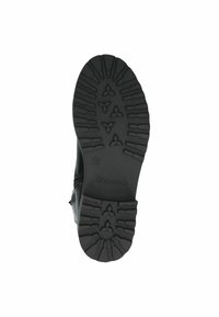 Suela de bota negra con un diseño de banda de rodadura rugosa y estampada, que presenta un tacón plano y material de goma texturizada. Logo presente en el lado.