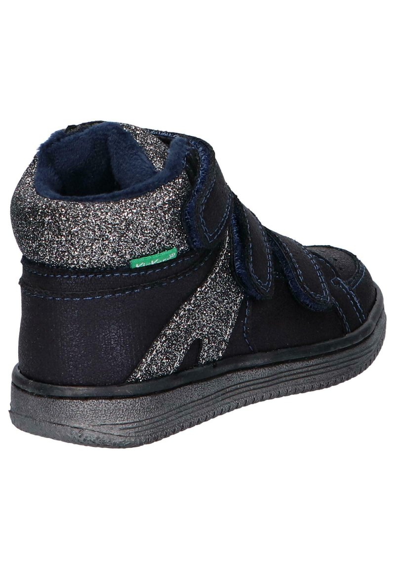 Zwarte en marineblauwe high-top schoen met een glinsterende zilveren bovenkant, klittenbandsluitingen, een textuurzool en een gewatteerde enkelkraag.