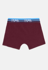 Caleçons boxers bordeaux avec une ceinture bleue comportant deux logos "PUMA" en blanc, posés à plat sur un fond blanc.