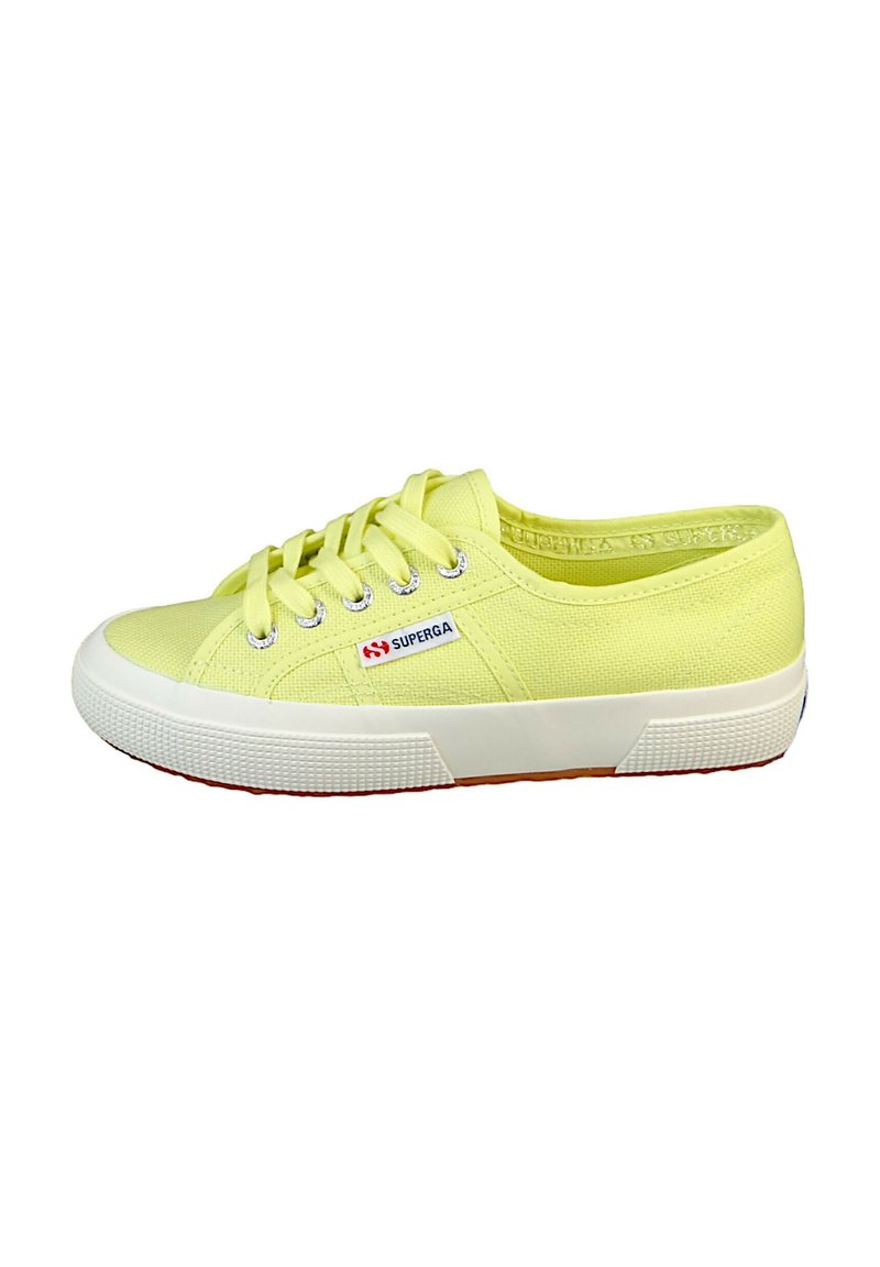 Baskets en toile jaunes avec semelle en caoutchouc blanc, dotées d'œillets en métal, de lacets plats et d'une petite étiquette logo sur le côté. Design à bout rond.