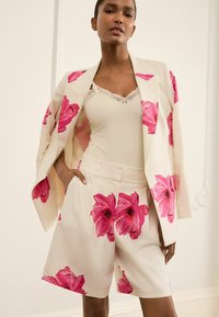 Next PETITE - FLORAL TAILORED  - Short - ecru pink