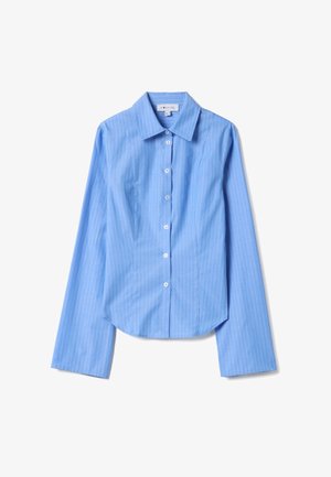 Camisa azul de manga larga con botones, con sutiles rayas blancas finas y cuello puntiagudo, extendida sobre un fondo blanco.