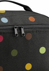 Schwarze Stofftasche mit mehrfarbigen Punkten. Verfügt über einen Reißverschluss mit zwei silbernen Ziehungen und einem verstärkten Griff an der Oberseite.