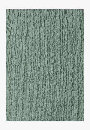 Zacht gestructureerde stof met verticale gerimpelde ribbels in een gedempte groene kleur, met gedetailleerd weefsel en onregelmatig patroon.