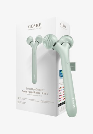 Slimme gezichtsroller met twee gestructureerde bollen op een handvat, getoond met de witte verpakking met het label GESKE German Beauty Tech.