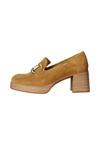 Mocassins en cuir de daim jaune moutarde avec un bout arrondi, une boucle décorative et un talon en bois empilé présentant un motif à rayures horizontales.