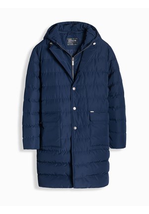 Marineblå pufferjakke med hætte, lodret quiltet struktur, frontknaplukning, to sidelommer og lynlås.