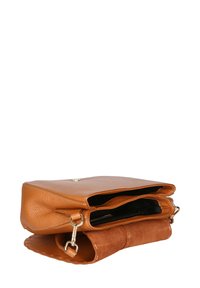 Bruine leren handtas met een gestructureerde afwerking, een voorflap en een gouden knoopsluiting, met een contrasterende zachte suède onderkant en afneembare hardware.