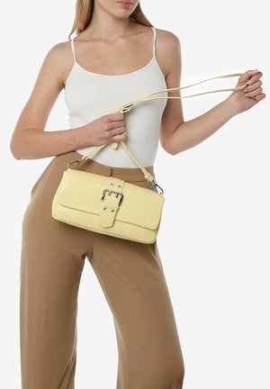 Borsa a spalla gialla in faux leather con forma rettangolare, chiusura a fibbia, dettagli in metallo argentato e tracolla rimovibile.