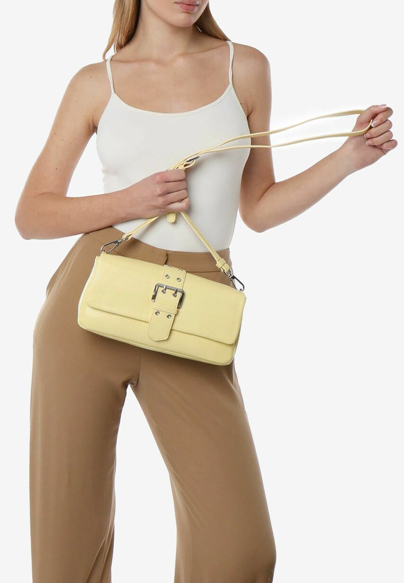 Borsa a spalla gialla in faux leather con forma rettangolare, chiusura a fibbia, dettagli in metallo argentato e tracolla rimovibile.