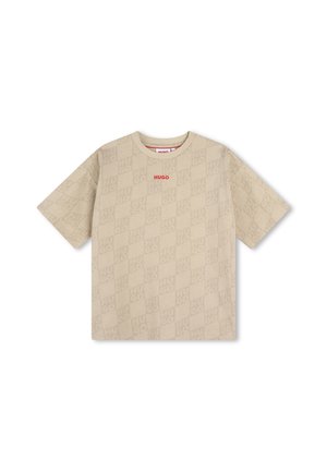 T-shirt beige à manches courtes avec un motif logo ton sur ton subtil. Logo rouge "HUGO" sur la poitrine. Col rond et coupe décontractée. Texture douce.