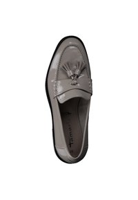 Beige gepatineerde leren instapper met een gladde afwerking, voorzien van decoratieve kwastjes, geweven accenten en een zwarte rubberen zool.