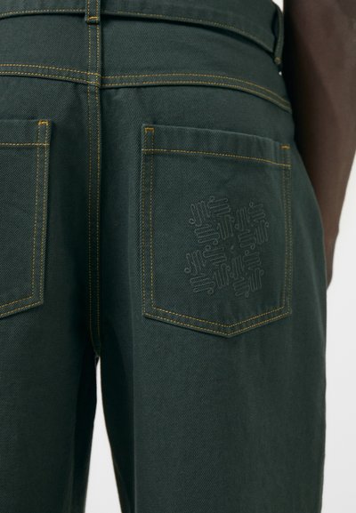 Lukhanyo Mdingi Παντελόνι - bottle green