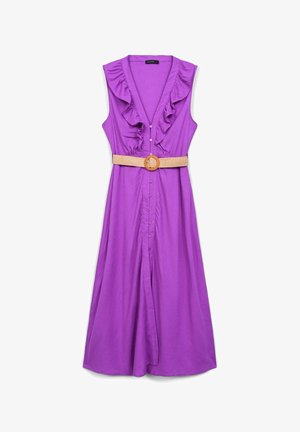 Robe violette sans manches avec un col festonné, un devant à boutons et une ceinture en beige tissée avec une boucle circulaire à la taille.