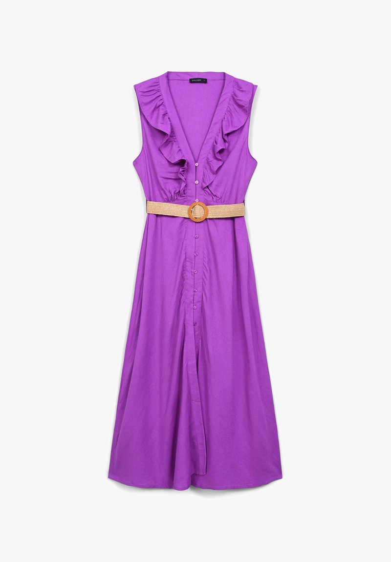 Lila, ärmelloses Kleid mit einer Rüschenausschnitt, Knopfverschluss vorne und einem gewebten beigen Gürtel mit einer runden Schnalle in der Taille.