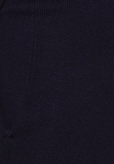 Tecido tricotado em azul marinho escuro, com um padrão texturizado, costuras visíveis e um bolso. O material parece suave e flexível.