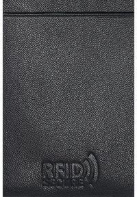 Czarny portfel skórzany o fakturowanym wykończeniu, z wytłoczonym logo "RFID Secure" na dole oraz szwem na górze.