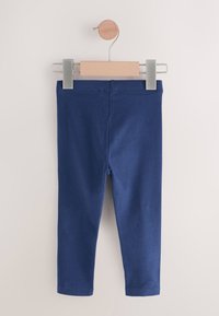 Marineblaue Baumwollleggings mit elastischem Bund, glatter Textur und ohne zusätzliche Muster. Hängt an einem Holz- und Metallclip.