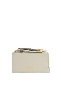 Portafoglio rettangolare beige chiaro in pelle con chiusura a zip e corda grigia decorativa. Logo dorato e dettagli in metallo sulla parte anteriore.