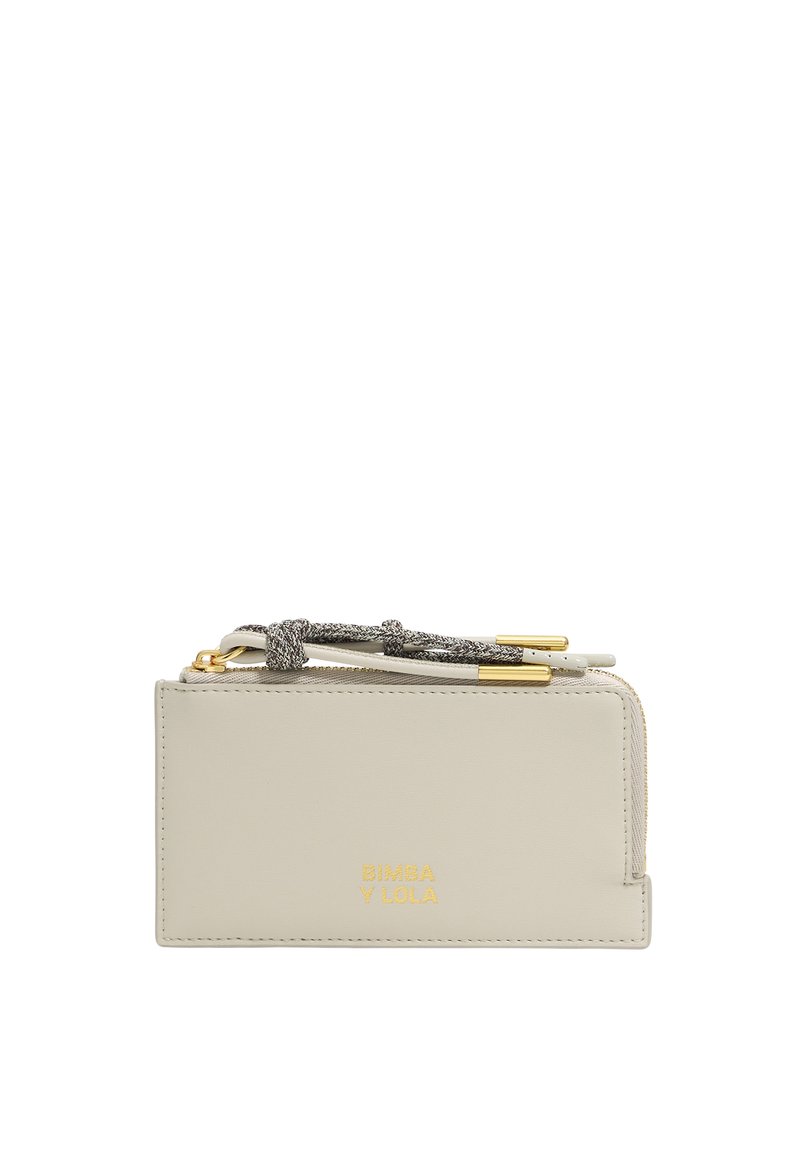 Portafoglio rettangolare beige chiaro in pelle con chiusura a zip e corda grigia decorativa. Logo dorato e dettagli in metallo sulla parte anteriore.