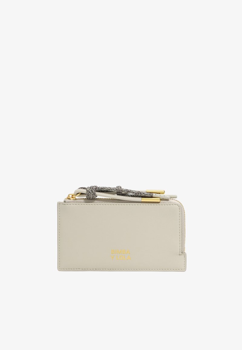 Portafoglio rettangolare beige chiaro in pelle con chiusura a zip e corda grigia decorativa. Logo dorato e dettagli in metallo sulla parte anteriore.