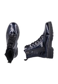 Bottes à lacets en cuir verni noir brillant avec fermeture éclair latérale, semelle épaisse à crampons et languette d'extraction, présentées vues de dessus et de côté.