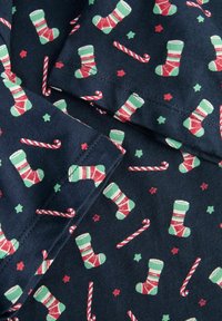 Dunkler Stoff mit einem Muster aus roten und weißen Zuckerstangen, grün-roten gestreiften Weihnachtsstrümpfen und roten und grünen Sternen.