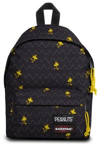 Czarny plecak z tkaniny z żółtym wzorem Snoopy i szarymi zygzakowatymi liniami. Posiada przednią kieszeń, żółty sznurek i solidną rączkę na górze.