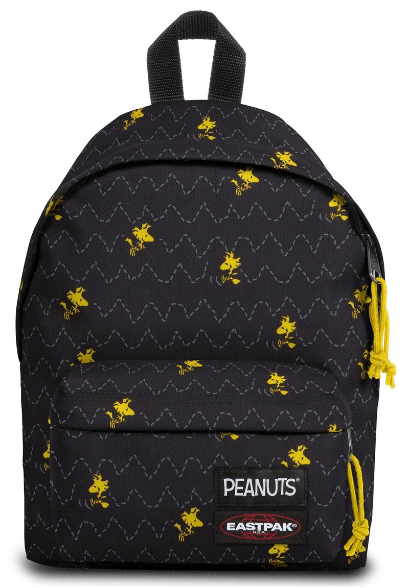 Czarny plecak z tkaniny z żółtym wzorem Snoopy i szarymi zygzakowatymi liniami. Posiada przednią kieszeń, żółty sznurek i solidną rączkę na górze.