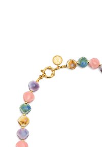 Collier en perles multicolores composé de perles en verre de formes diverses, dans des teintes de rose, violet, vert et bleu, avec un fermoir et des accents en ton doré.