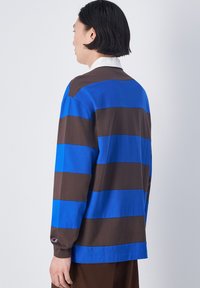 Camicia a maniche lunghe con righe orizzontali blu e marrone, realizzata in cotone con colletto rotondo e dettaglio del logo sulla manica.